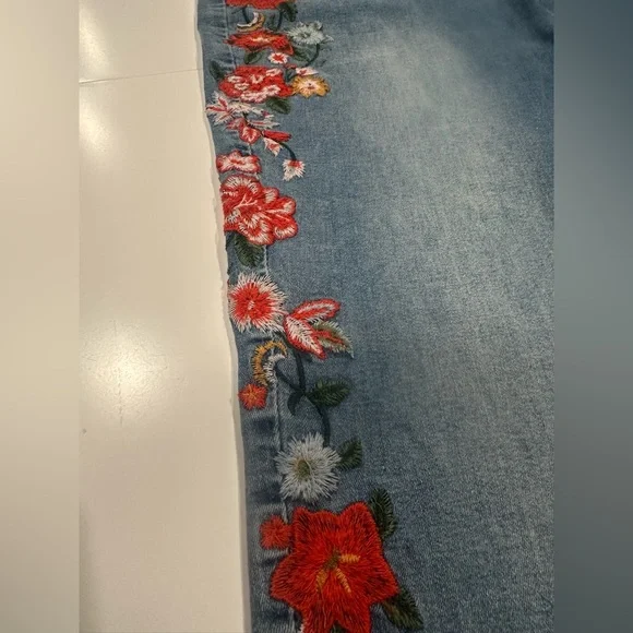 VENUS Blue Jeans with Red Floral Embroidery - Picture 4 of 7